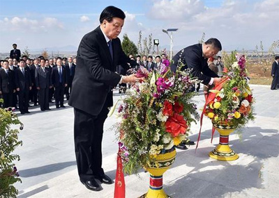 刘云山向志愿军烈士敬献花篮