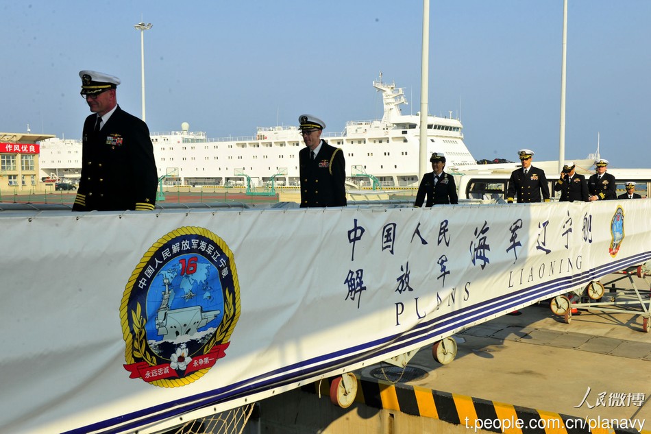 根据中美两国海军年度交往计划，10月19日下午，美国海军舰艇长代表团一行27人，赴海军辽宁舰访问，并与中方舰员就训练管理、人员培训、医疗保障、舰员生活和航母发展战略等多个主题进行了互动交流。去年中国海军舰艇长代表团曾赴美访问。