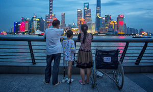 农民家庭和一条义肢