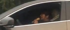 成都女司机上路K歌 与对车司机互动