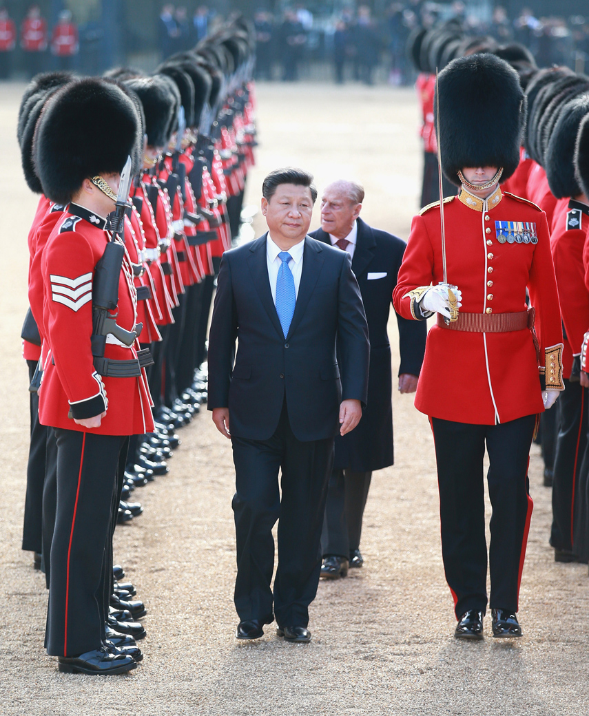 习近平在菲利普亲王的陪同下检阅英国皇家护卫队。