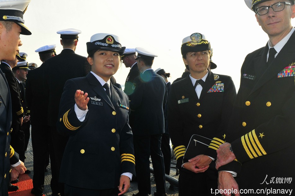 根据中美两国海军年度交往计划，10月19日下午，美国海军舰艇长代表团一行27人，赴海军辽宁舰访问，并与中方舰员就训练管理、人员培训、医疗保障、舰员生活和航母发展战略等多个主题进行了互动交流。去年中国海军舰艇长代表团曾赴美访问。