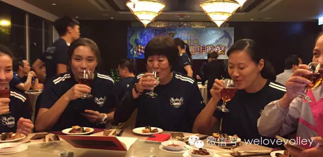 郎平现身白银一代20年聚会 是什么让她们泪