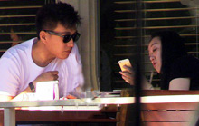 难得清闲 “老干部”靳东约2女喝茶