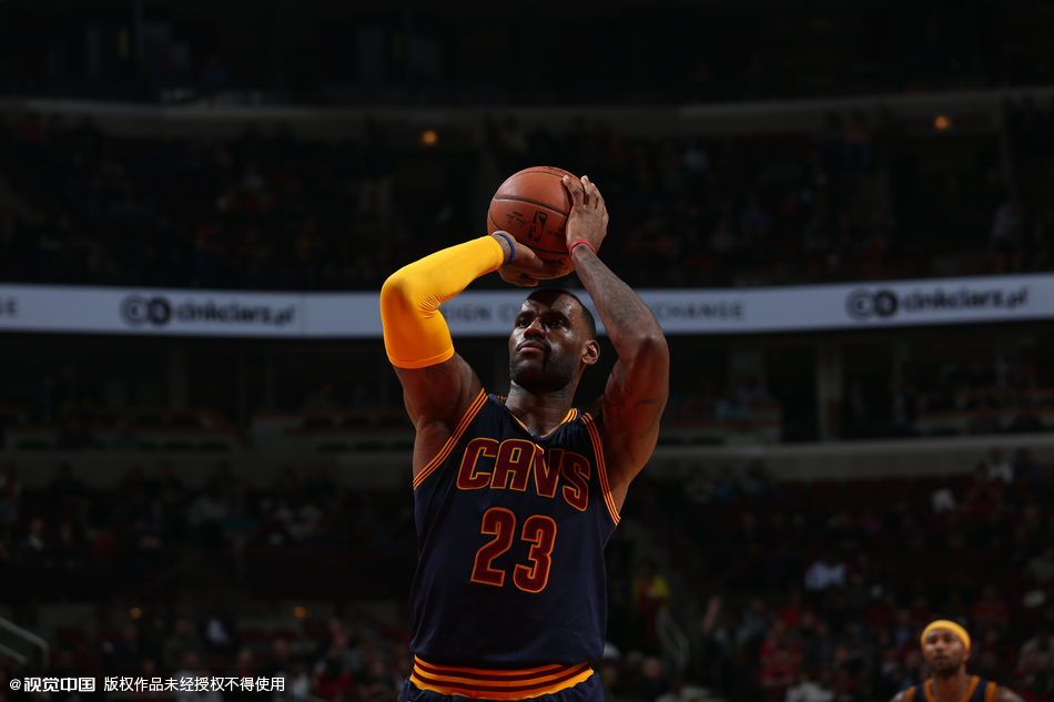 NBA- 骑士vs公牛  奥巴马场边观战_体育频道_凤