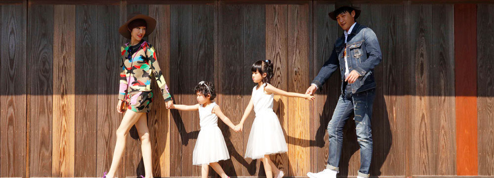 陆毅一家日本拍写真 白裙墨镜秋日清新