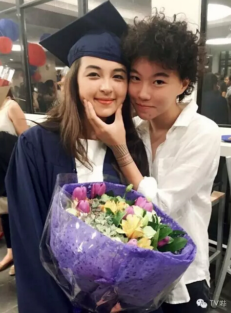 她的朋友圈如此精彩……  其实自港媒质疑hilary为窦靖童女友的时候