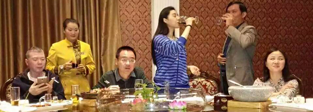 加盟冯小刚新片 范冰冰现身饭局举杯豪饮