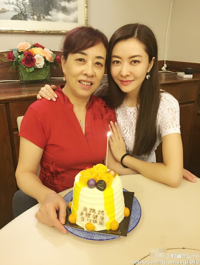熊黛林庆祝妈妈生日晒合影 母女似姐妹(图)