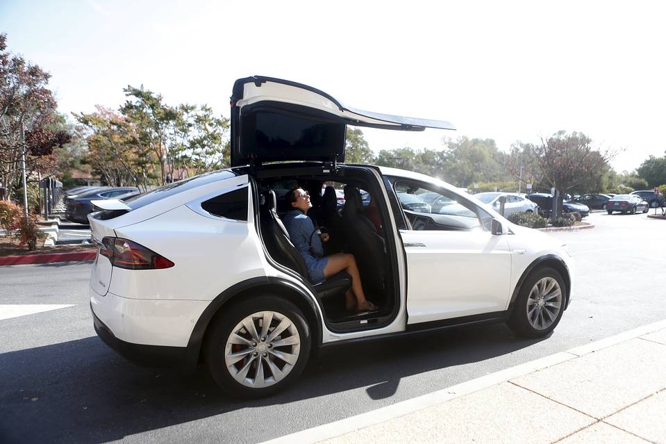 特斯拉Model X SUV 开卖 起售价8万美元|特斯