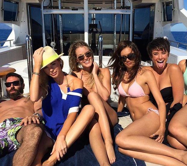 德扑冠军玩枪成瘾射豪车 美女跪舔地位不如宠物