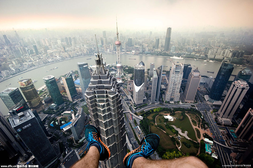 吓一身冷汗 俄小伙COS蝙蝠侠420米高玩自拍