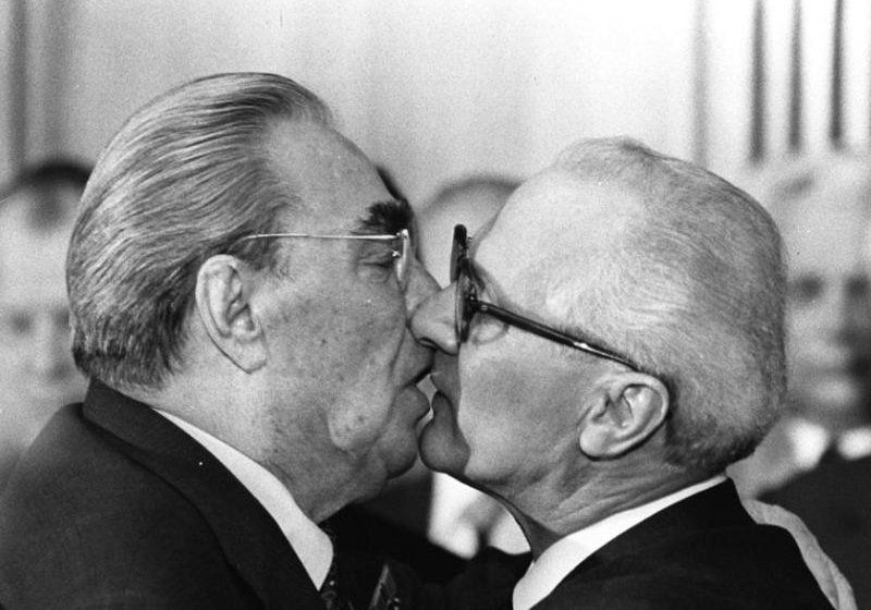 1979年10月4日，勃列日涅夫（左）与东德领导人昂纳克（右）在庆祝民主德国建国30周年庆典上激烈拥吻。