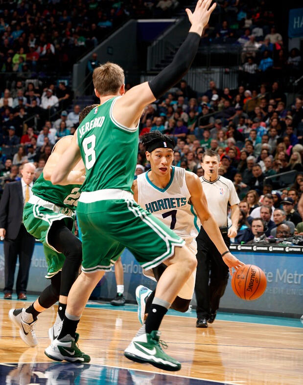 书豪今天叕换发型!秀梦幻舞步+漂移1V3戏耍对