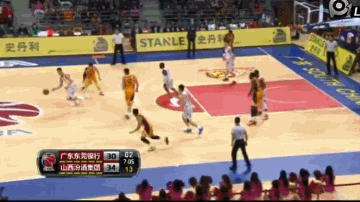 抢断一条龙平筐扣!阿联这球在nba也是5佳|gif