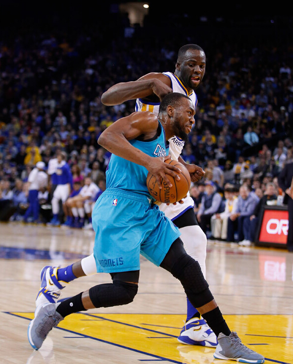 士全队帮他刷3双!成现役第三还有王法吗!|gif|德