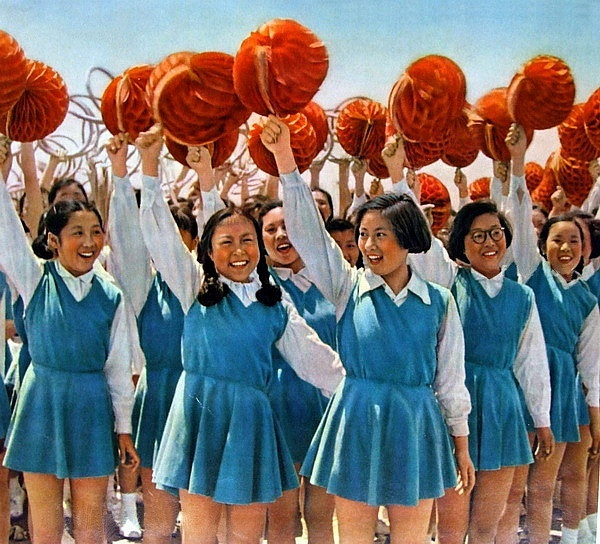 1959年，建国10周年参加游行的中学生。尹福康摄。