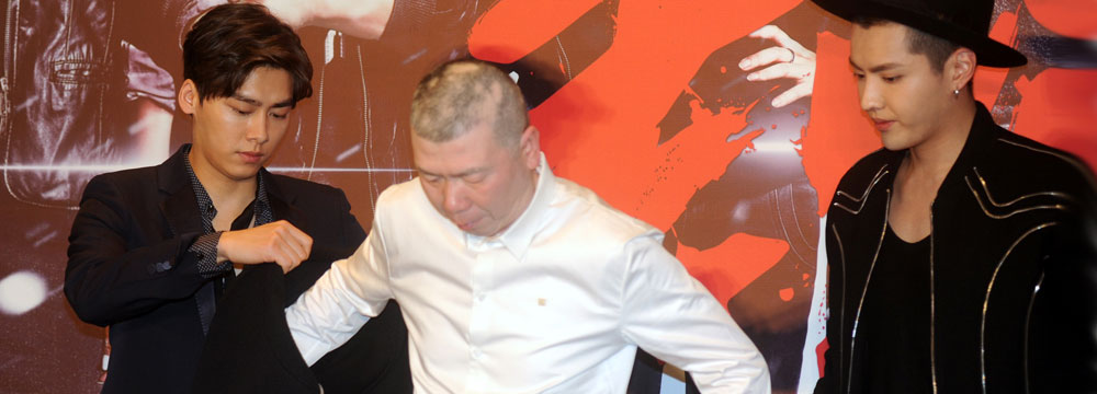 一周图片精选：父慈子孝！李易峰主动为冯小刚穿衣
