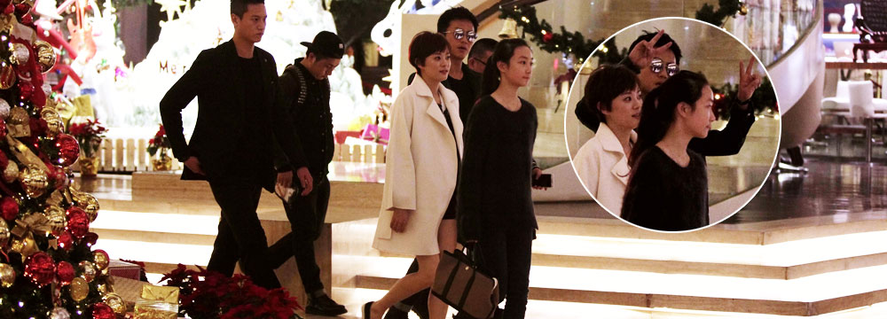 孙俪穿短裤秀美腿 邓超高举双手比V抢镜

