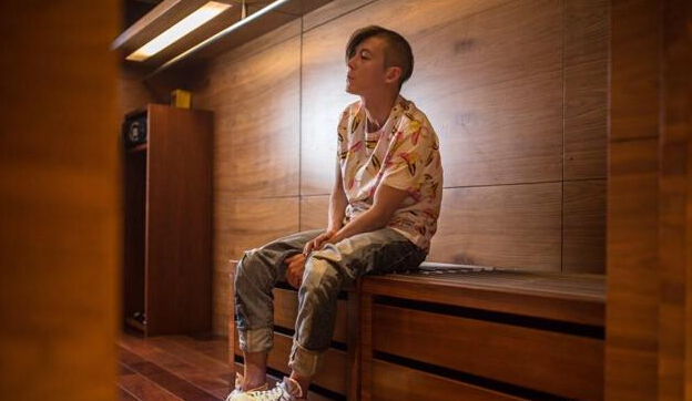 陈冠希晒帅照狂放不羁 “阴阳头”发型十分抢眼