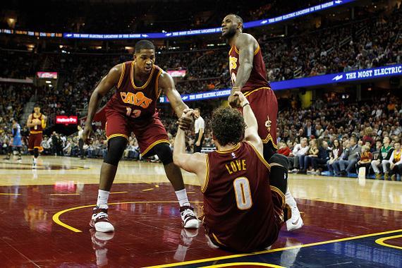 詹皇重温输勇士录像 必须互助!光有天赋可不行