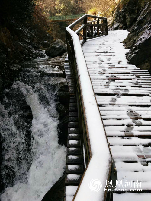 西九华山景区及时清扫道路积雪 保证游客安全