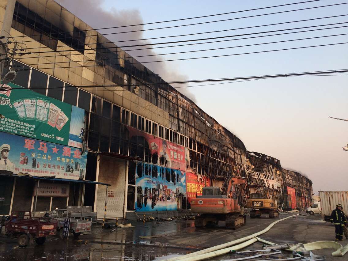 济南匡山批发市场火灾过火54900平方米 无人