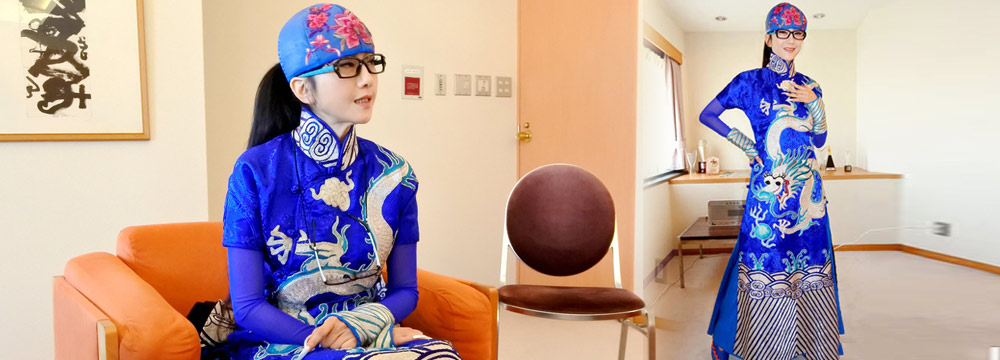 杨丽萍日本秀民族风 蓝色“龙袍”华美动人
