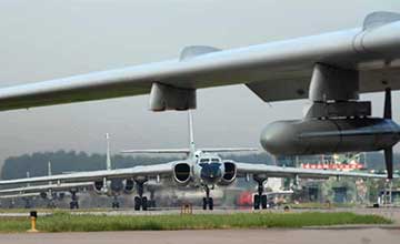 轰6K挂KD20远程巡航导弹起飞 数十架战机望