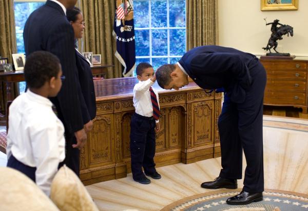 美国小女孩知道奥巴马要卸任 大哭:还没准备好