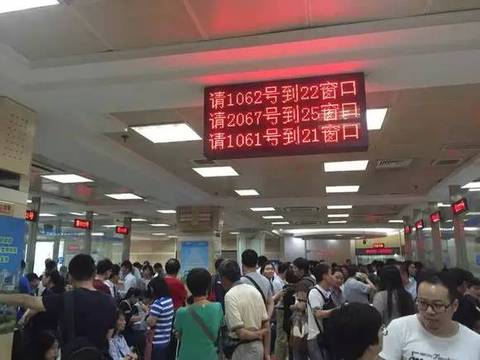 抢房大战刷爆周末朋友圈 谁是疯狂楼市的幕后推手?_凤凰资讯