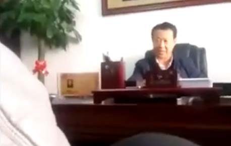 实拍县长助理大骂反映问题群众：滚出去