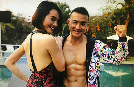 朱丹合影健身教练 大秀美背