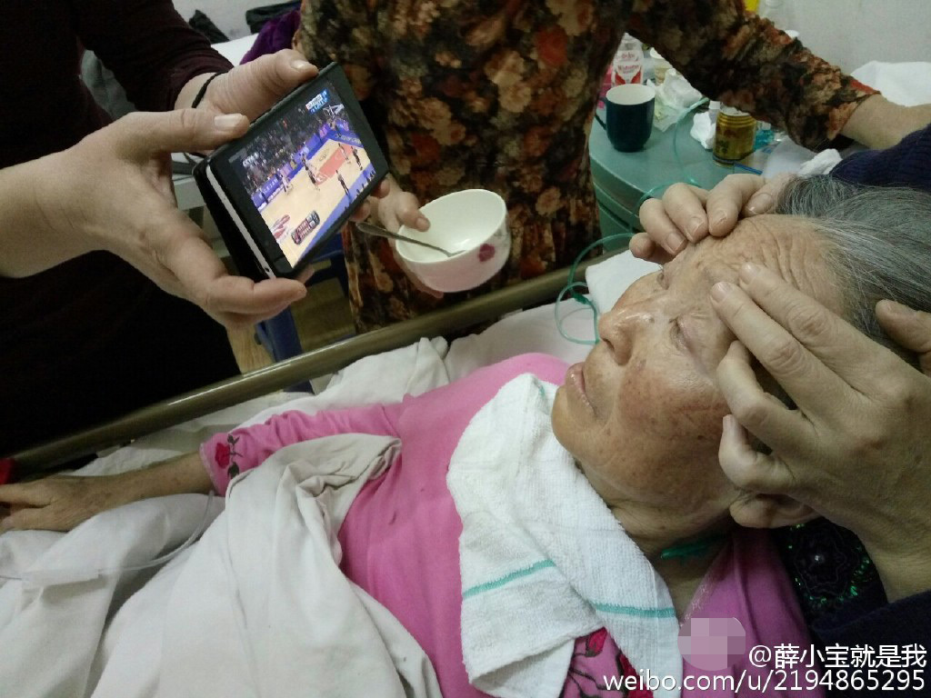 77岁篮球迷突发脑梗 亲人帮她拨开眼睛看比赛