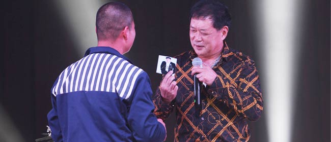   
“囚歌之王”迟志强监狱中献唱 勉励服刑人员