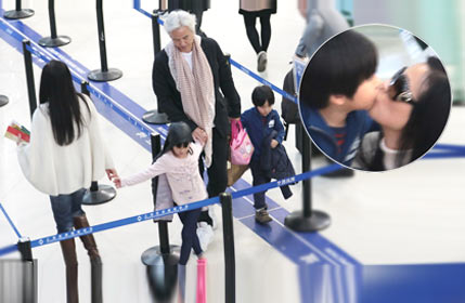 张庭一家四口牵手现身 母子机场玩亲亲  