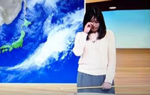 她边哭边报天气 被开除了！