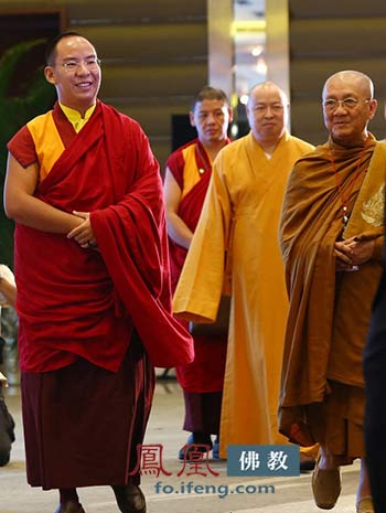 十一世班禅大师、布格里僧王、印顺大和尚步入会场（图片来源：凤凰佛教）