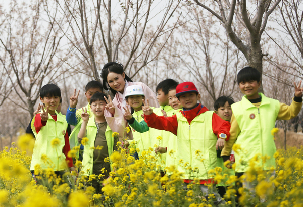 郑州:明妃允贤带留守儿童踏青赏花_凤凰河南