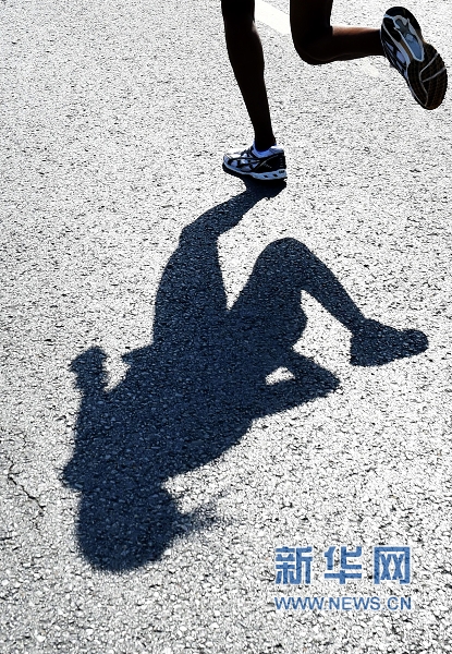 2016中国郑开国际马拉松赛:奔跑的影子