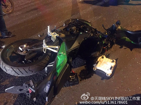 南京 | 两高中生骑摩托车夜晚飞奔 撞上进站公交