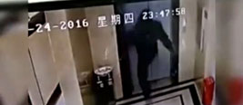 监拍男子奋起一脚踹电梯 悲剧了！