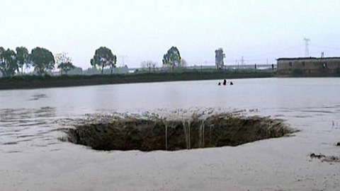 广西一中学 男老师裸体扑向女生  疑突发精神病