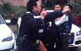 实拍男子网吧内挥刀桶人警方拔枪 众人淡定玩游戏 