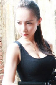 她转型游戏解说 被戏摸全身