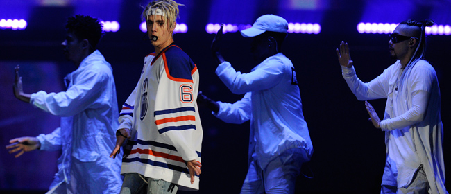 贾斯汀·比伯登高台演出超刺激 穿嘻哈服怒甩脏辫