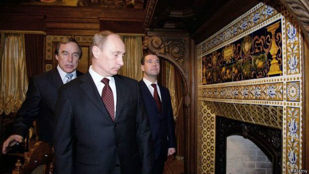 相片中左起：罗尔杜金、普京、梅德韦杰夫，罗尔杜金是普京相识多年的朋友。