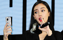 人妻baby抹红唇 大玩自拍
