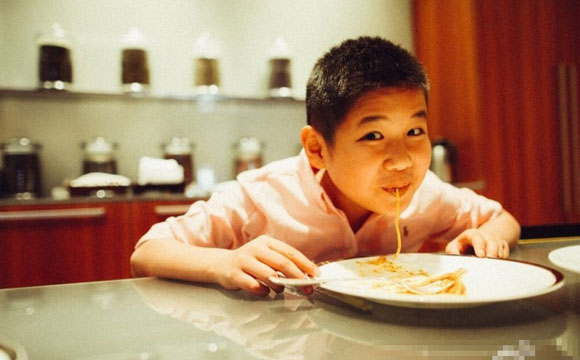 陈数晒一家三口出海合影 与继子合影嘟嘴卖萌