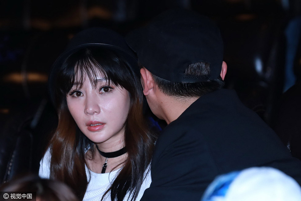 柳岩与孙坚看电影贴耳热聊 脸部浮肿略微发福